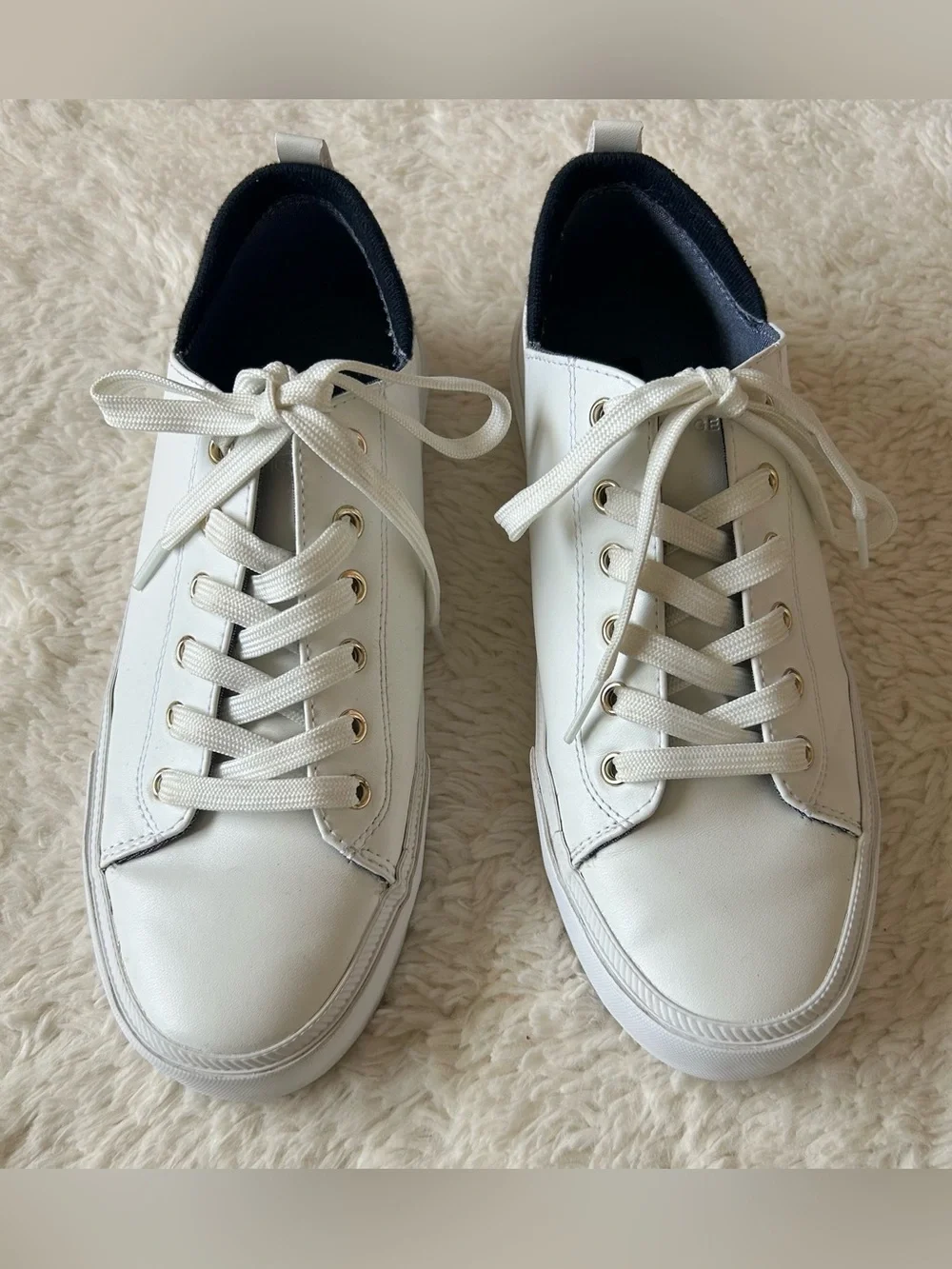Tommy Hilfiger Two Sneaker low-top classic design Lace-up closure Size Women’s 8